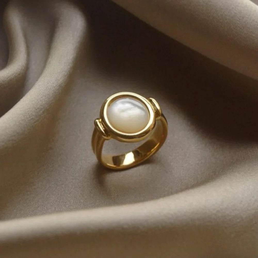 Luxurious White Gemstone Ring - Luxivelle
