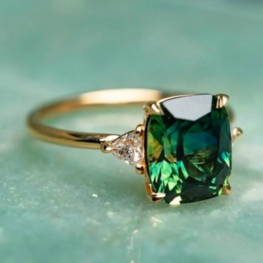 Luxury Emerald Green Stone Ring - Luxivelle