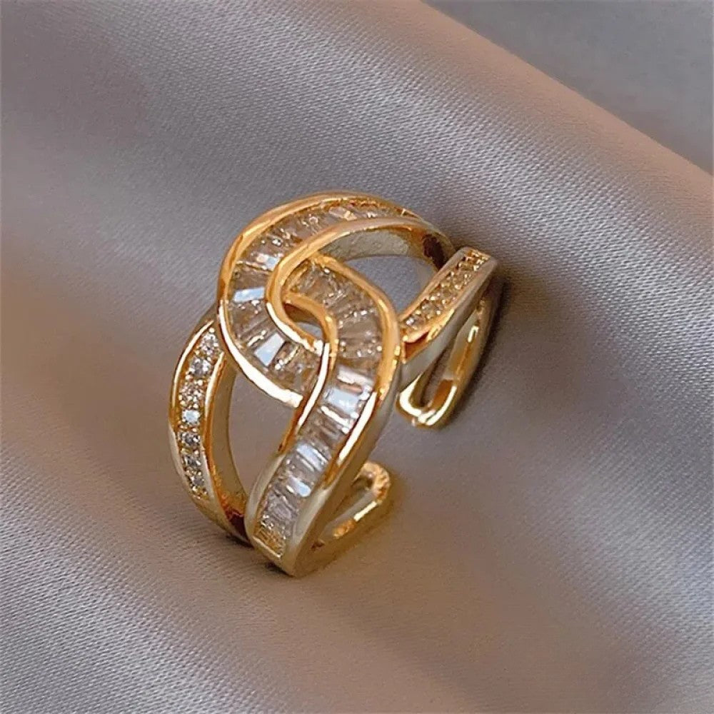 Beautiful Twist Band Ring - Luxivelle