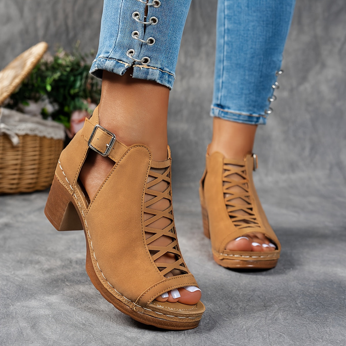 Fashionable Lattice High Heel Sandals