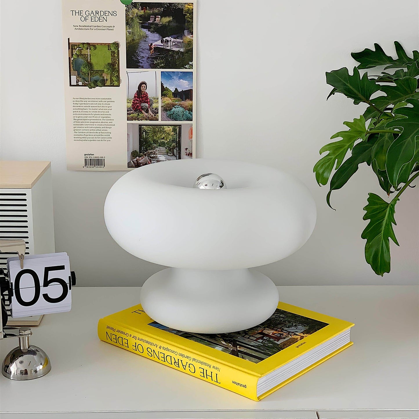 Stylish Metal Base Round Desk Lamp