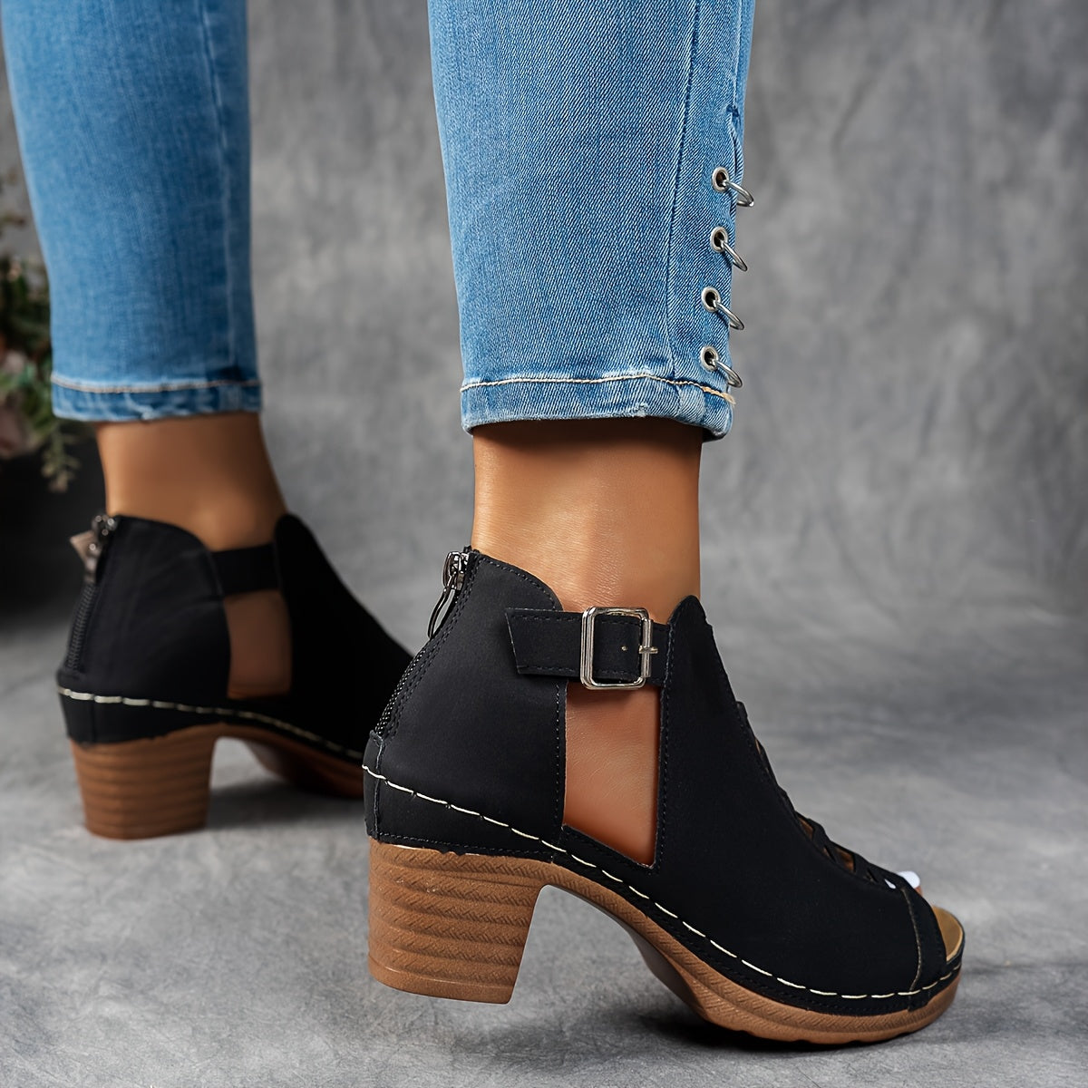 Fashionable Lattice High Heel Sandals