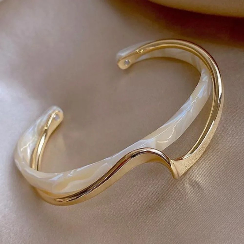 Luxury White Opal Gold Chain Bracelet - Luxivelle