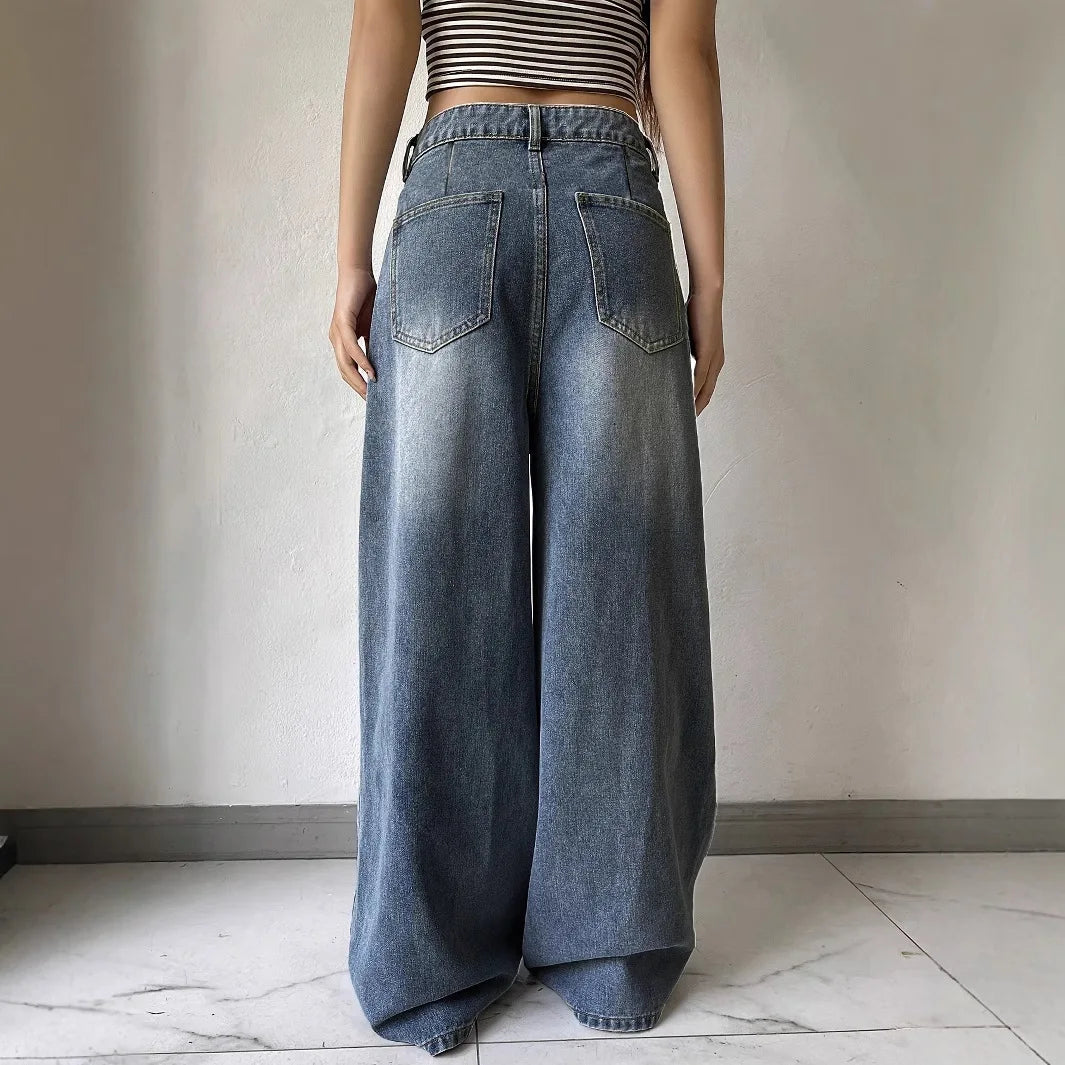 Manuela | Timeless style with fashionable baggy jeans