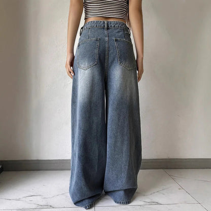 Manuela | Timeless style with fashionable baggy jeans