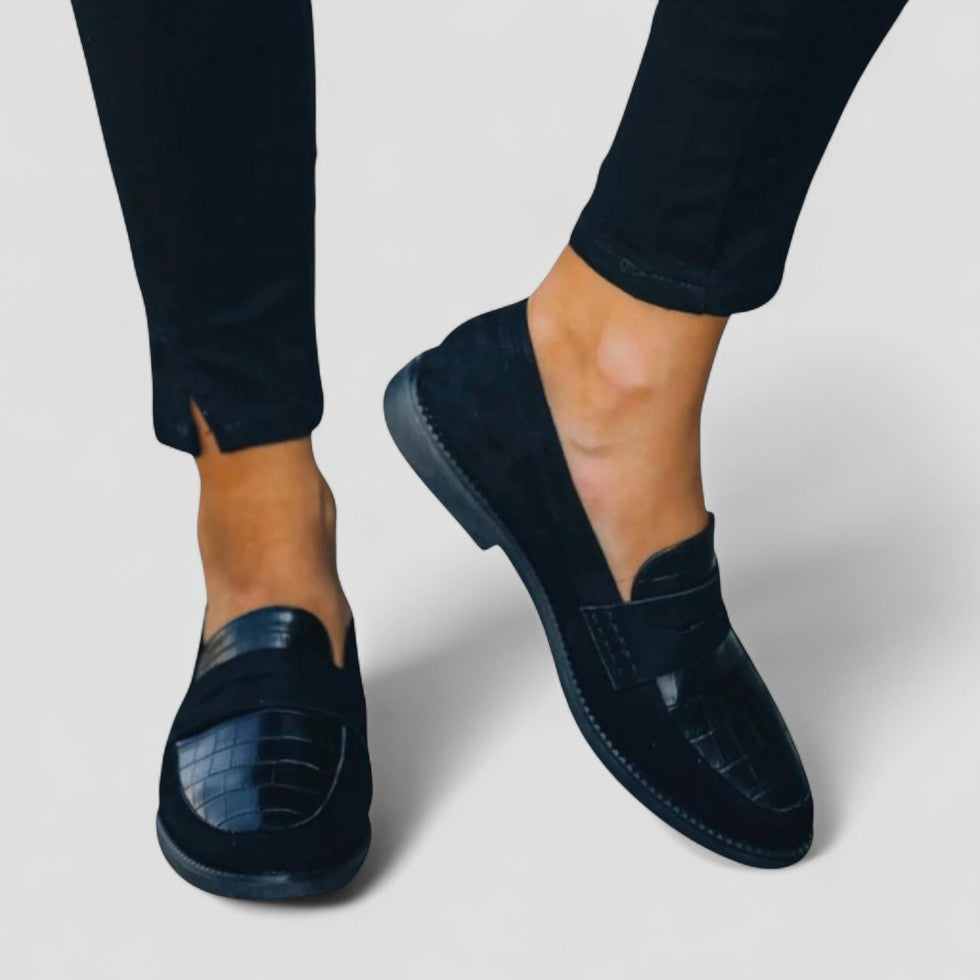 VogeLuxe | Women’s Vintage Cowhide Flats 1