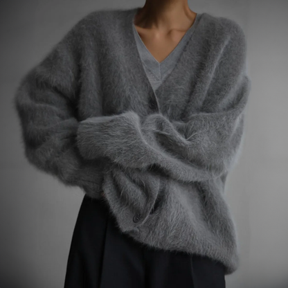 Yara | Warm and elegant in a cashmere cardigan 4