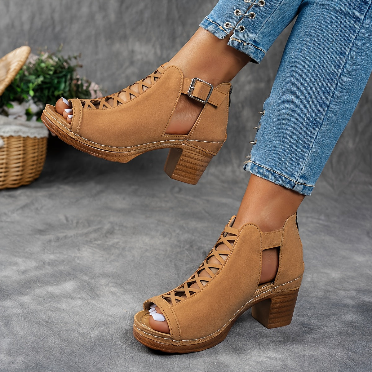 Fashionable Lattice High Heel Sandals
