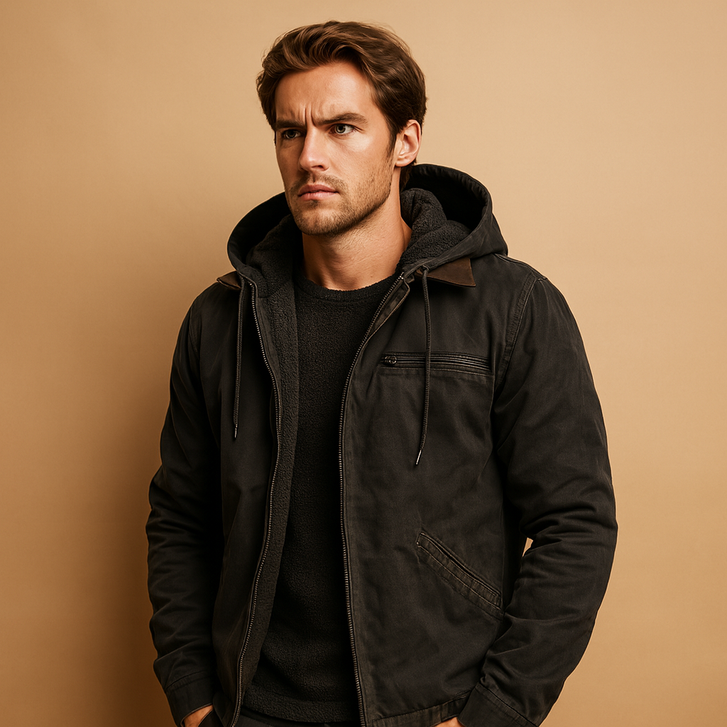 Men’s classic winter coat with hood and soft inner lining, perfect for staying warm and protected on cold winter days.
