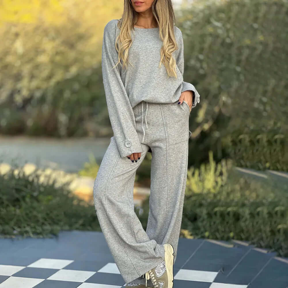 Ladies' 2-Piece Outfit - Comfortable & Chic