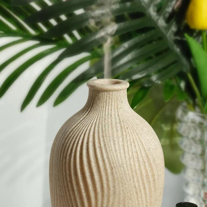 Stylish Aroma Diffuser & Humidifier in Ceramic Vase Design