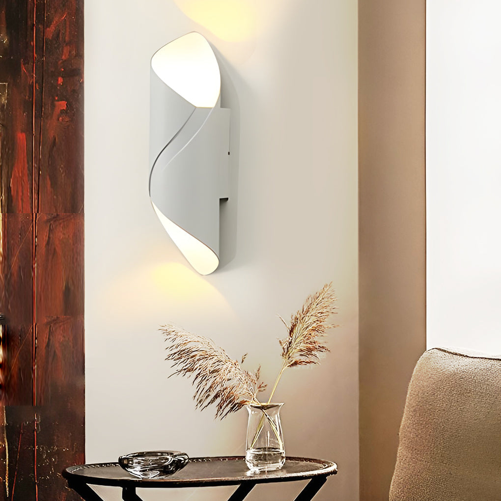 Modern outdoor wall lamp in rust-proof aluminum, glass shade, IP66 waterproof, sleek LED design for gardens and balconies.