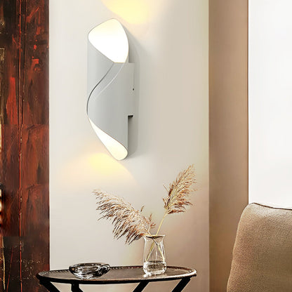 Modern outdoor wall lamp in rust-proof aluminum, glass shade, IP66 waterproof, sleek LED design for gardens and balconies.