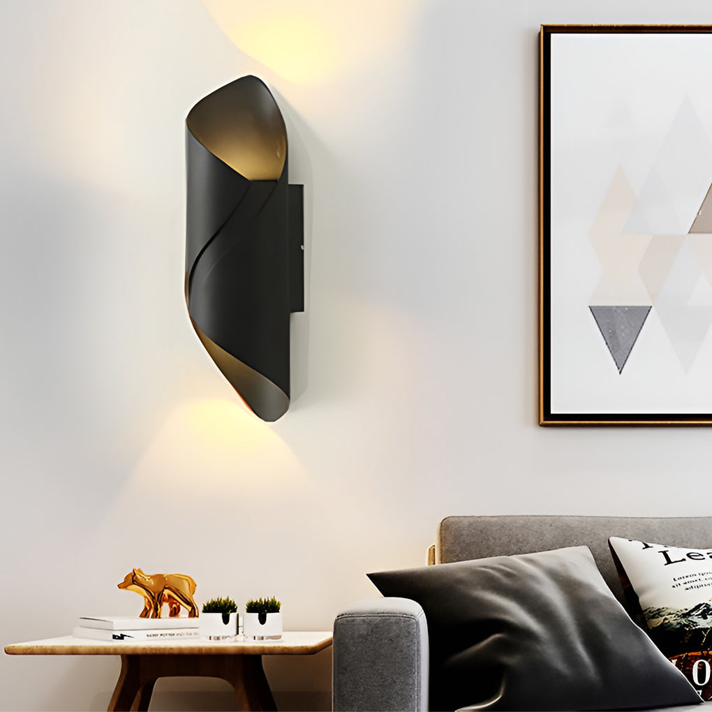 Modern outdoor wall lamp in rust-proof aluminum, glass shade, IP66 waterproof, sleek LED design for gardens and balconies.