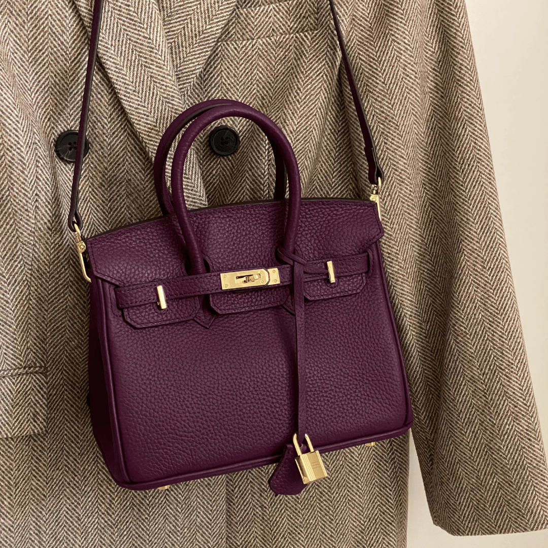 Women's luxury leather shoulder bag; elegant brown design with adjustable strap, perfect for any occasion; timeless style.