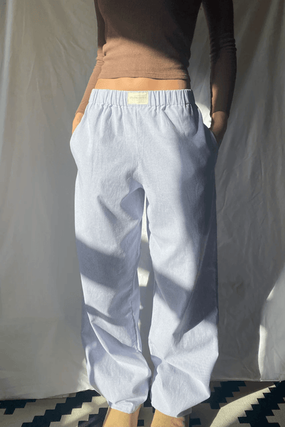"Women's relaxed lounge trousers in soft, lightweight fabric with elastic waistband, ideal for casual, laid-back style."