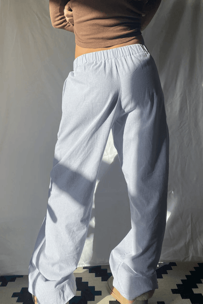 "Women's relaxed lounge trousers in soft, lightweight fabric with elastic waistband, ideal for casual, laid-back style."
