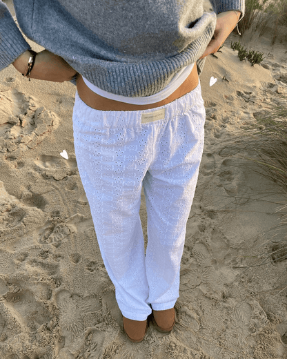 "Women's relaxed lounge trousers in soft, lightweight fabric with elastic waistband, ideal for casual, laid-back style."